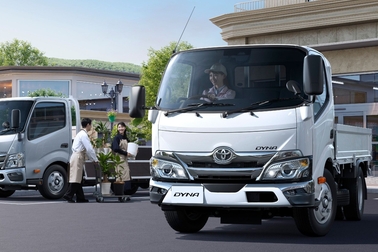 【モデル入り素材】左）ワイドキャブ・2WD・ロングデッキ・フルジャストロー・2.0トン積